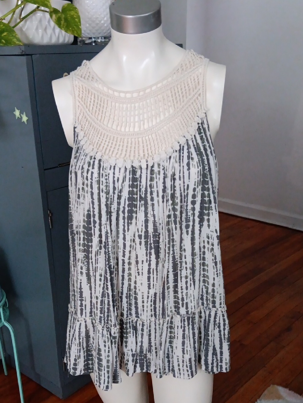 Gimmicks by BKE Cream and Gray Tank Top